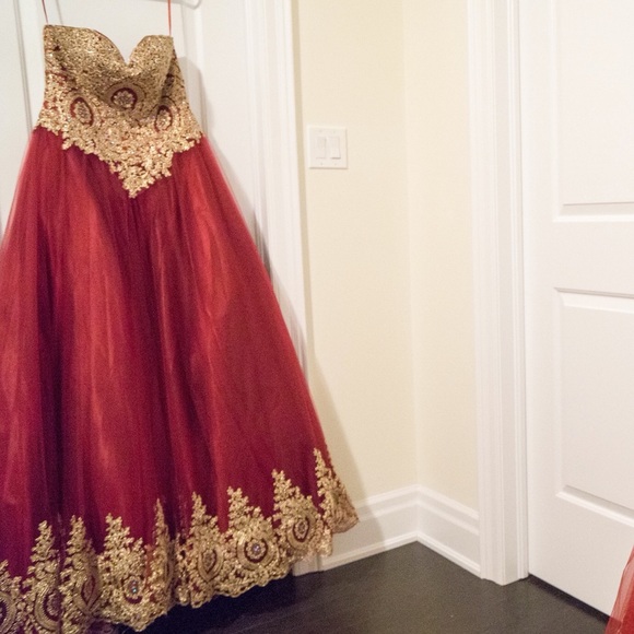 Beautiful Ball gown - Picture 2 of 9